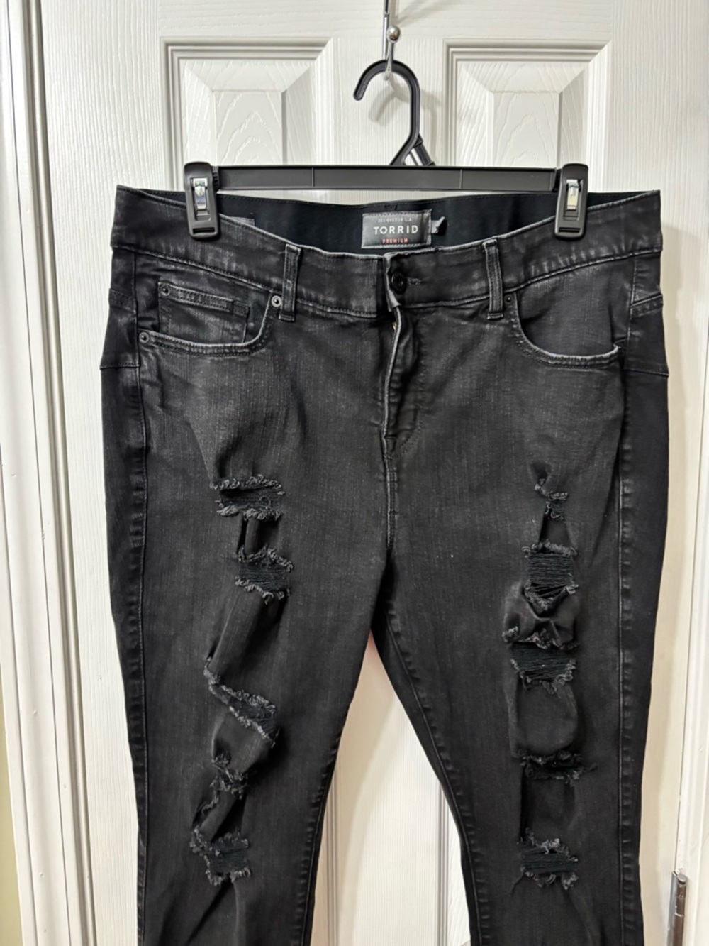 Torrid Bombshell Skinny Black Destructed Jeans Women’s Plus Size 20 Short - Picture 3 of 8